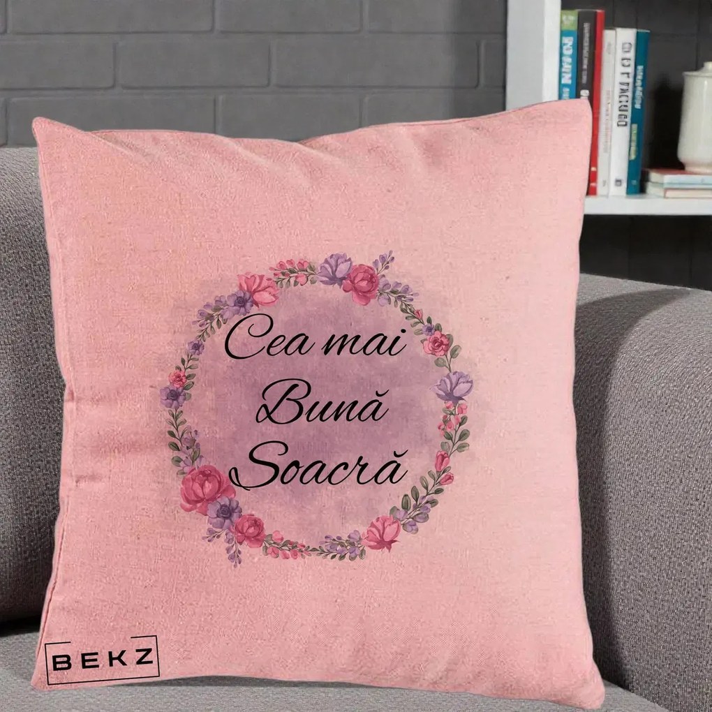 Cadou pentru Soacra - Perna Personalizata Cea mai Buna Soacra cu Coronita Flori Roz si Mov, 40x40 cm, Roz, Husa Detasabila, Perna Inclusa, BEKZ®