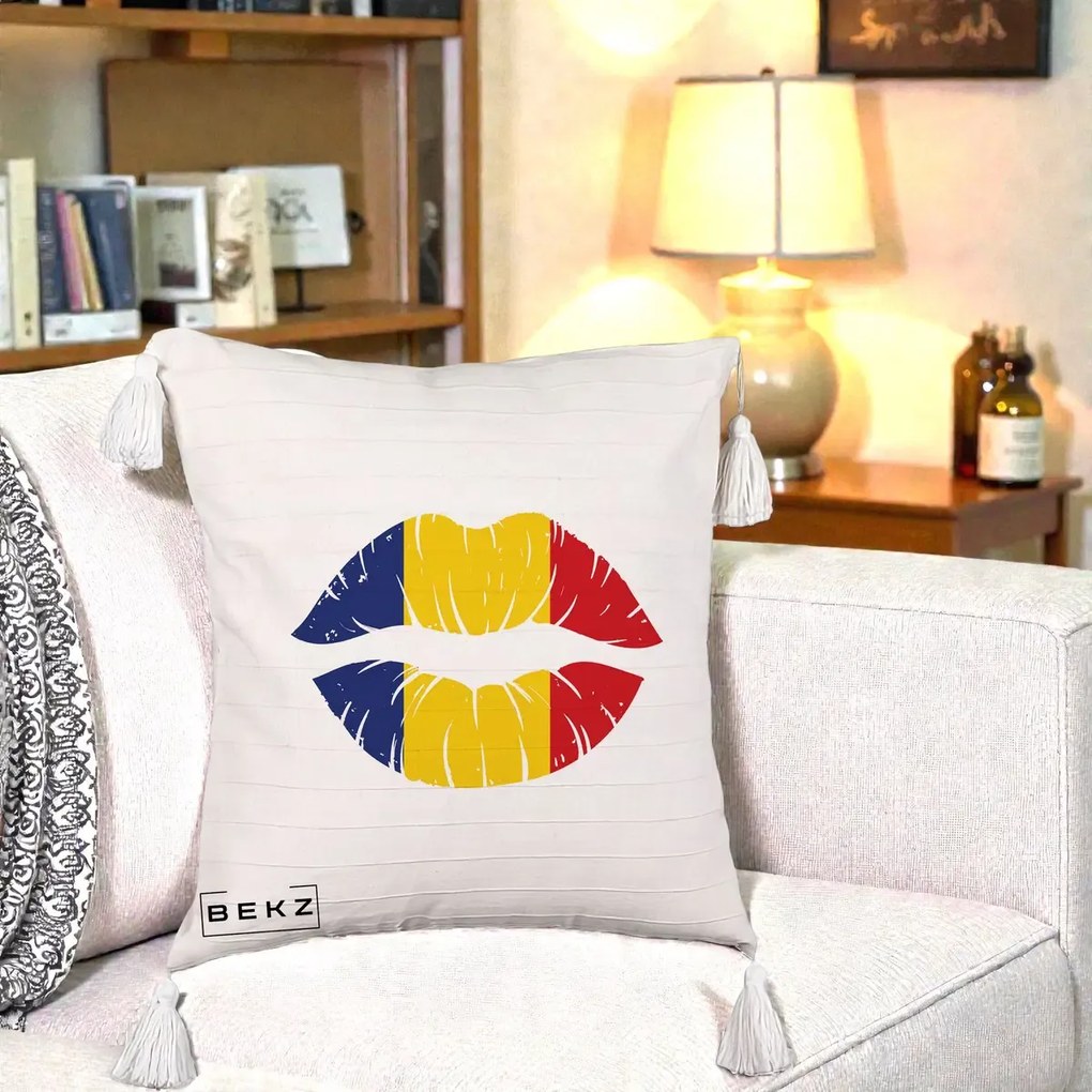 Perna Personalizata Buze Tricolor Romania, 40x40 cm, Bej cu Franjuri, Husa Detasabila, Perna Inclusa, BEKZ®