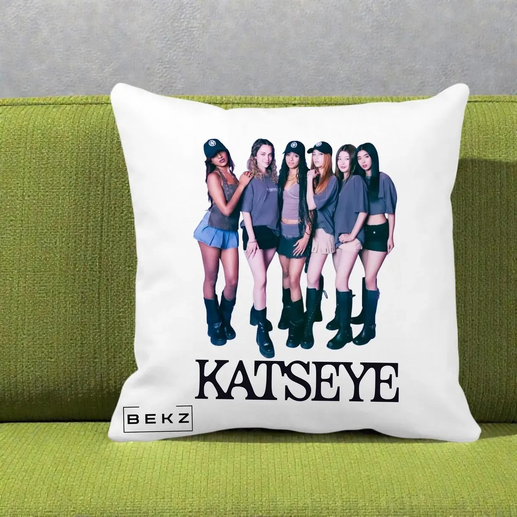 Perna Personalizata K-pop KATSEYE Grup Foto Tinute Gri, 40x40 cm, Alba Mata, Husa Detasabila, Perna Inclusa, BEKZ®