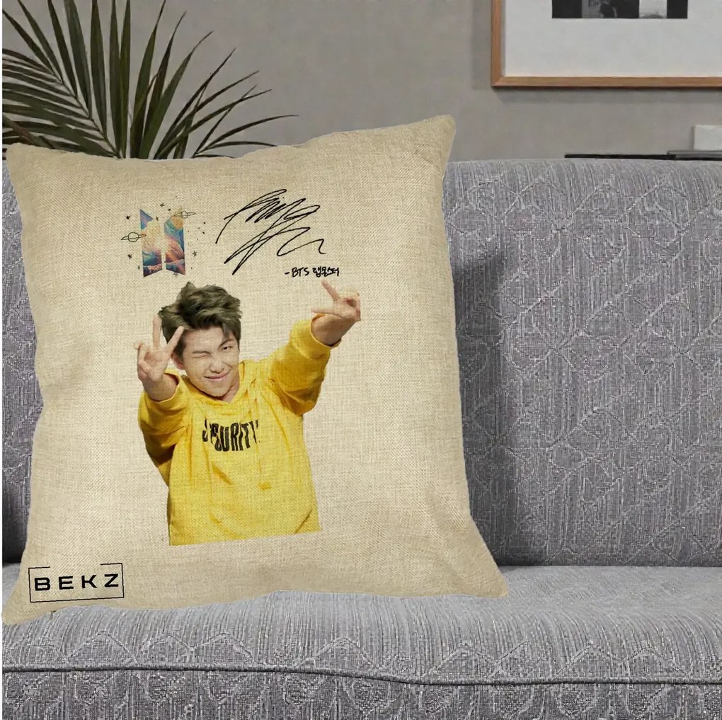 Perna Personalizata K-pop BTS RM Namjoon Hanorac Galben Autograf, 40x40 cm, Crem, Husa Detasabila, Perna Inclusa, BEKZ®