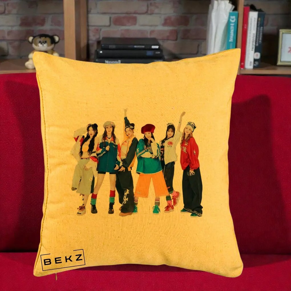 Perna Personalizata Grup K-pop Fete in Picioare Foto, 40x40 cm, Galben, Husa Detasabila, Perna Inclusa, BEKZ®