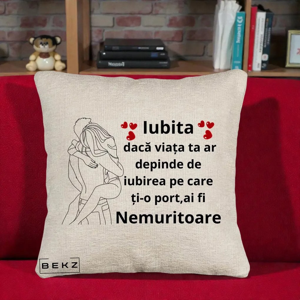 Cadou pentru Iubita - Perna Personalizata Iubita Nemuritoare cu Cuplu Line-Art si Inimi Rosii, 40x40 cm, Bej Canapea, Husa Detasabila, Perna Inclusa, BEKZ®