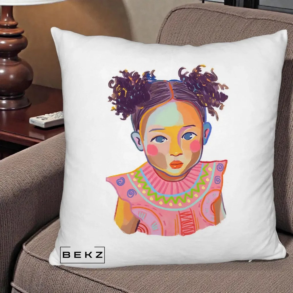 Perna Decorativa Fetita Vesela Portret Colorat, 40x40 cm, Alb Pufos, Husa Detasabila, Perna Inclusa, BEKZ®