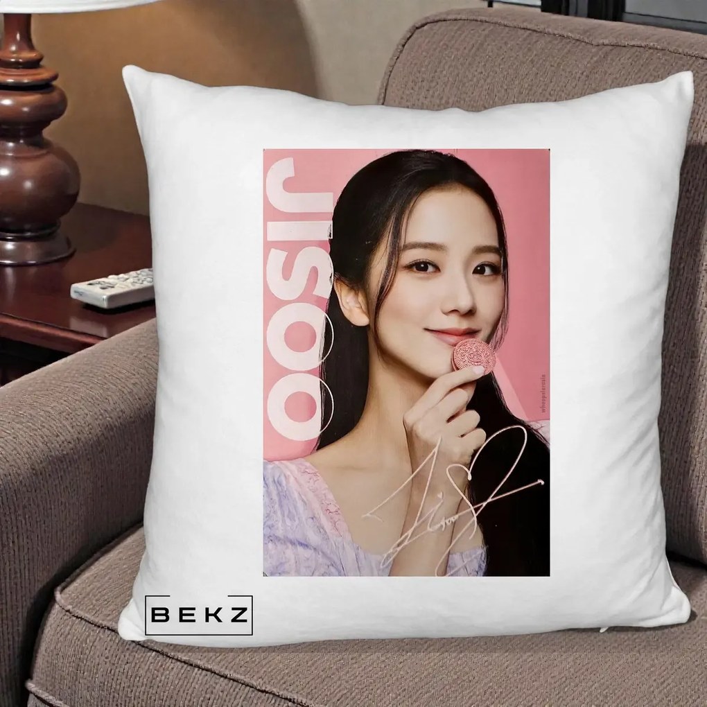 Perna Personalizata K-pop BLACKPINK Jisoo cu Semnatura si Fond Roz, 40x40 cm, Alb Pufos, Husa Detasabila, Perna Inclusa, BEKZ®