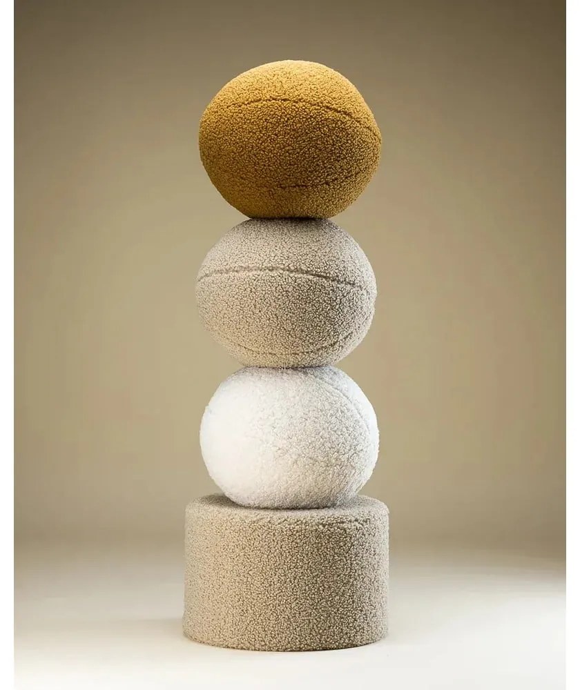 Pernă decorativă pentru copii maro cu tapițerie din țesătură bouclé Ball – Wigiwama