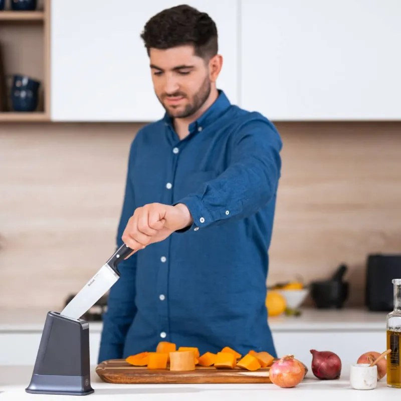 Cuțit de bucătărie Tefal K297S244, 20 cm, oțel inoxidabil, suport cu ascuțitor încorporat, protecție pentru degete, negru
