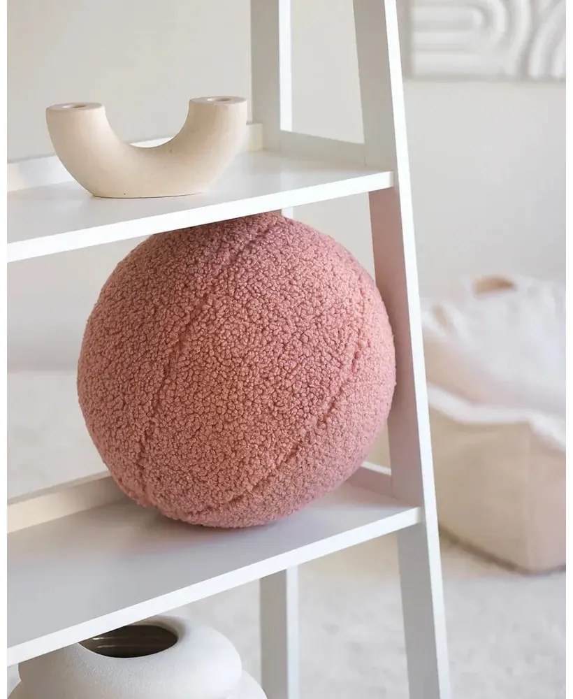 Pernă decorativă pentru copii roz cu tapițerie din țesătură bouclé Ball – Wigiwama