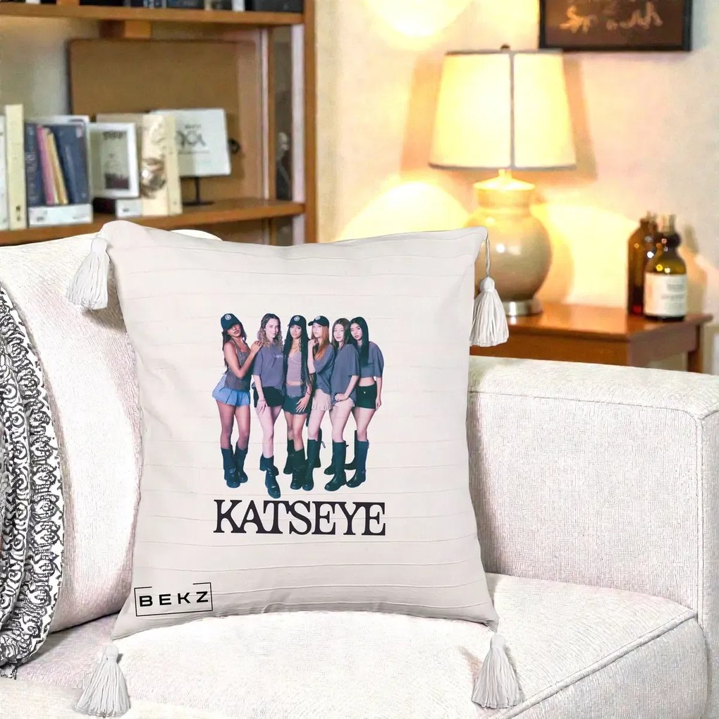 Perna Personalizata K-pop KATSEYE Grup Foto Tinute Gri, 40x40 cm, Bej cu Franjuri, Husa Detasabila, Perna Inclusa, BEKZ®