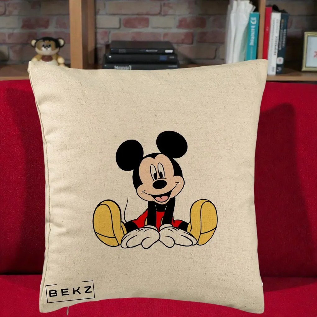 Perna Personalizata Mickey Mouse Relaxat, 40x40 cm, Bej, Husa Detasabila, Perna Inclusa, BEKZ®