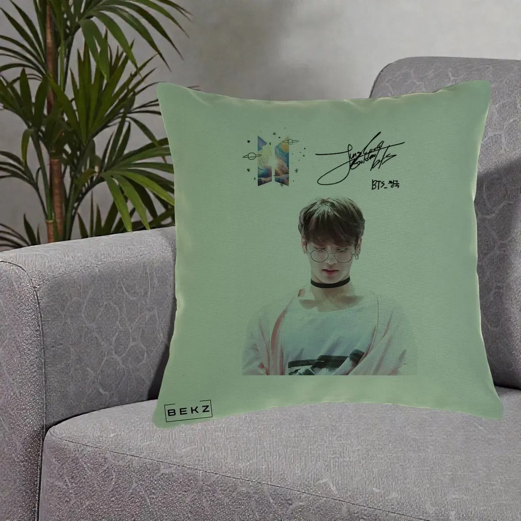 Perna Personalizata K-pop BTS Jungkook Portret cu Ochelari Autograf, 40x40 cm, Verde, Husa Detasabila, Perna Inclusa, BEKZ®