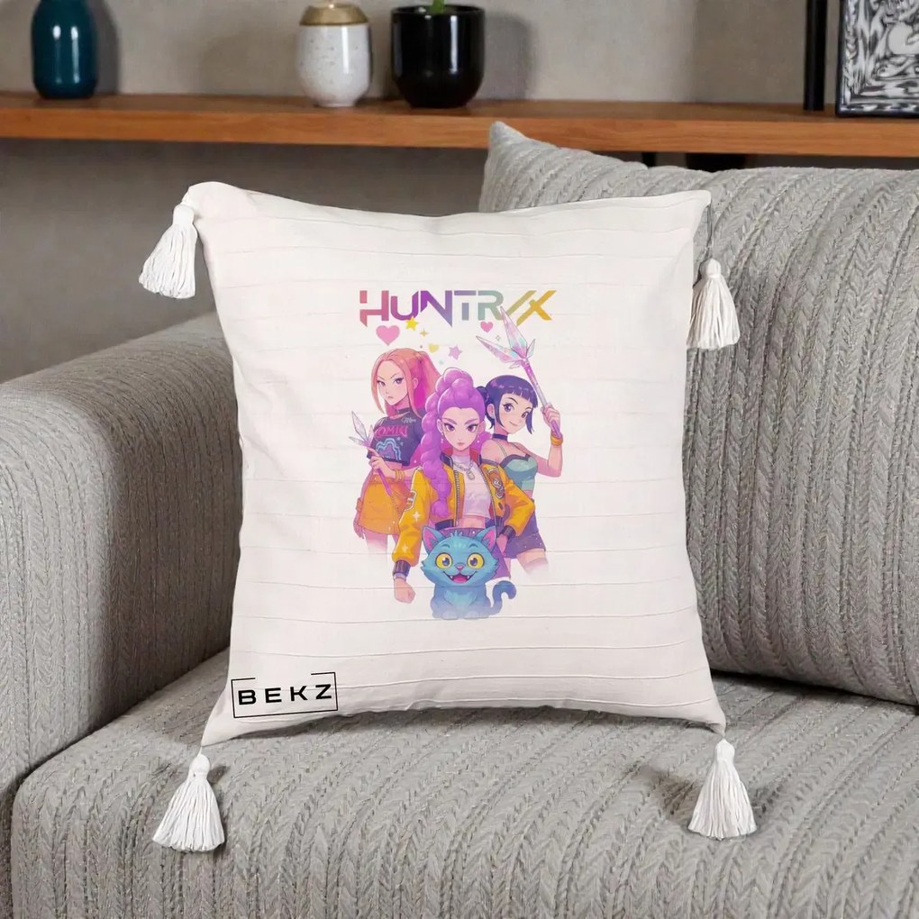Perna Personalizata K-pop HUNTRX Trio Foto cu Pisica, 40x40 cm, Bej cu Franjuri, Husa Detasabila, Perna Inclusa, BEKZ®