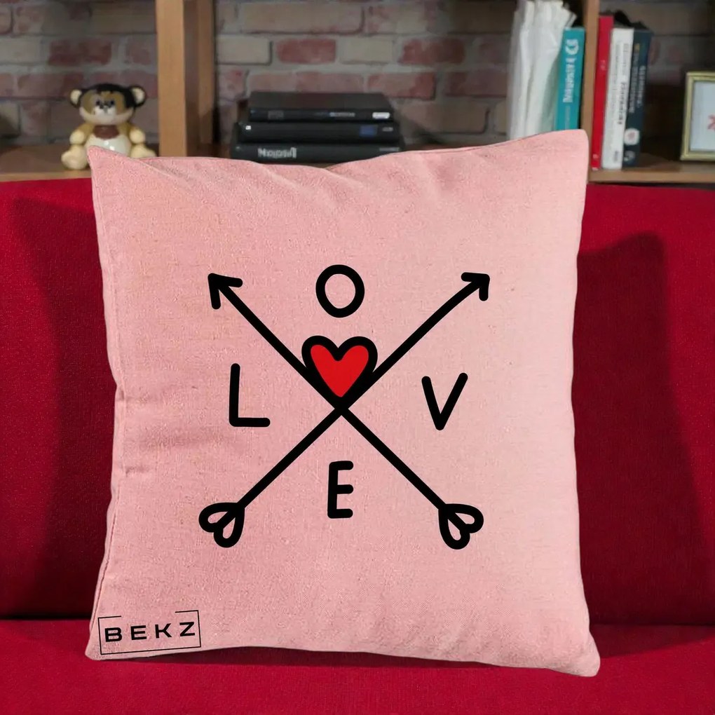 Perna Decorativa Love cu Sageti Incrucisate si Inima Rosie, 40x40 cm, Roz, Husa Detasabila, Perna Inclusa, BEKZ®