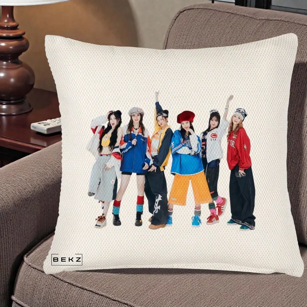 Perna Personalizata Grup K-pop Fete in Picioare Foto, 40x40 cm, Crem Reliefat, Husa Detasabila, Perna Inclusa, BEKZ®