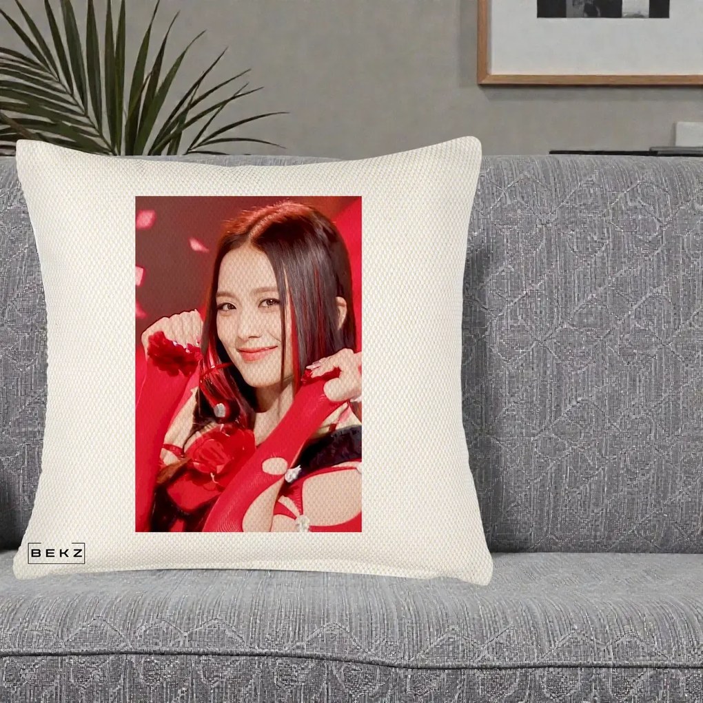 Perna Personalizata K-pop BLACKPINK Jisoo Rosu, 40x40 cm, Crem Reliefat, Husa Detasabila, Perna Inclusa, BEKZ®