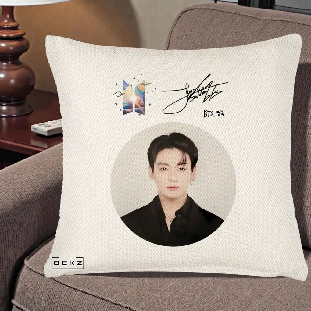 Perna Personalizata K-pop BTS Jungkook Portret cu Autograf, 40x40 cm, Crem Reliefat, Husa Detasabila, Perna Inclusa, BEKZ®