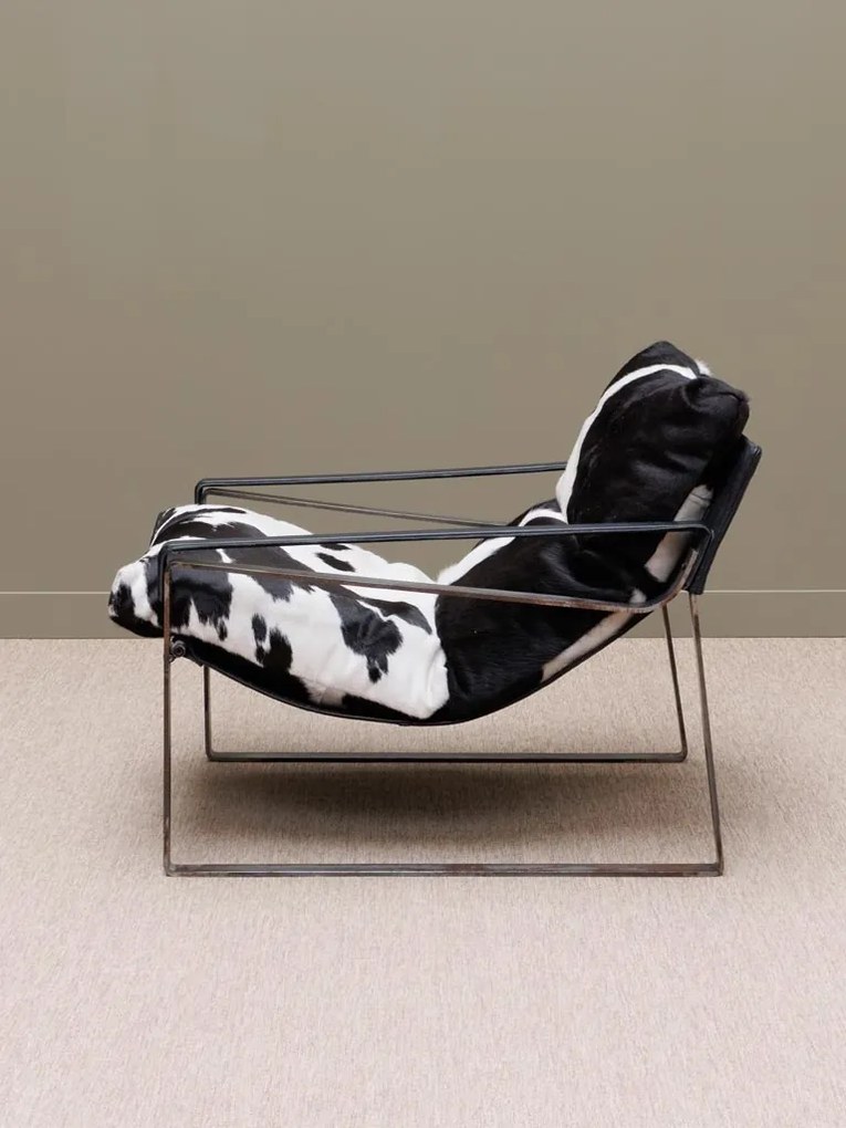 Fotoliu lounge din piele naturală de bovine alb-negru cu structură metalică, „Montaine”
