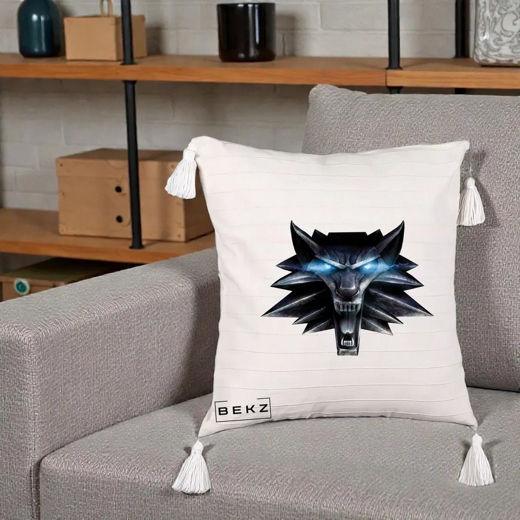 Perna Decorativa The Witcher Wolf Head, 40x40 cm, Bej cu Franjuri, Husa Detasabila, Perna Inclusa, BEKZ®