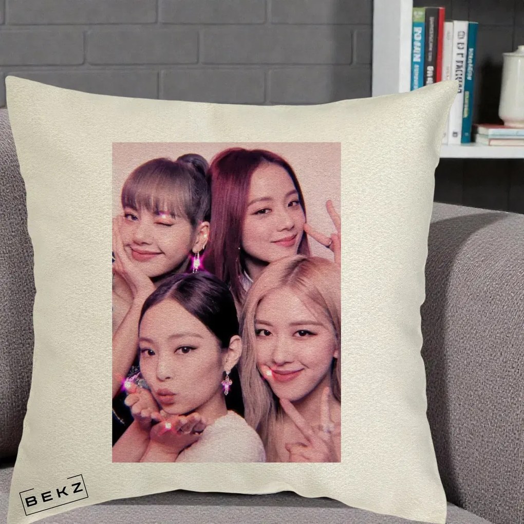 Perna Personalizata K-pop BLACKPINK Foto Grup Selfie Roz cu Glitter, 40x40 cm, Ecru, Husa Detasabila, Perna Inclusa, BEKZ®