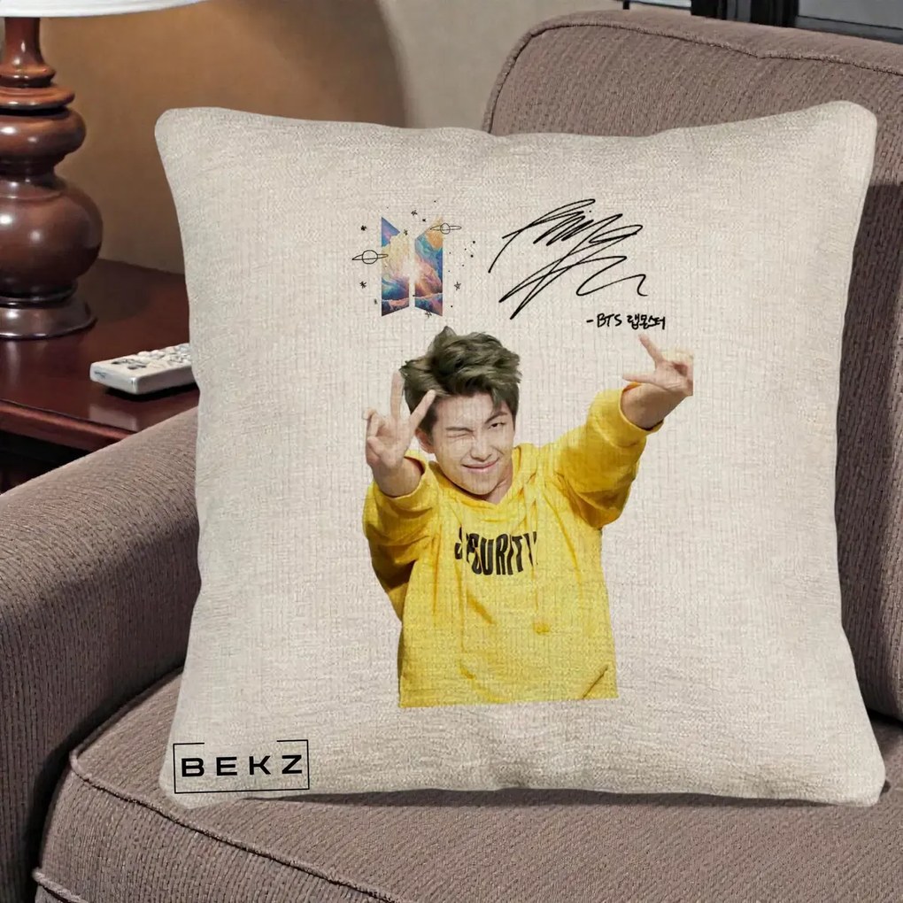 Perna Personalizata K-pop BTS RM Namjoon Hanorac Galben Autograf, 40x40 cm, Bej Canapea, Husa Detasabila, Perna Inclusa, BEKZ®