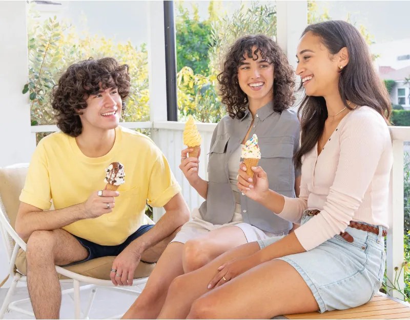 Mașină de înghețată 13-în-1 Ninja CREAMi Scoop & Swirl™ NC702EU, 800 W, 13 programe, manetă cu 3 poziții pentru cornetele de înghețată, CreamiFit, Creamify, 2 cupe de 473 ml, Personalizare, Albastru/Gri