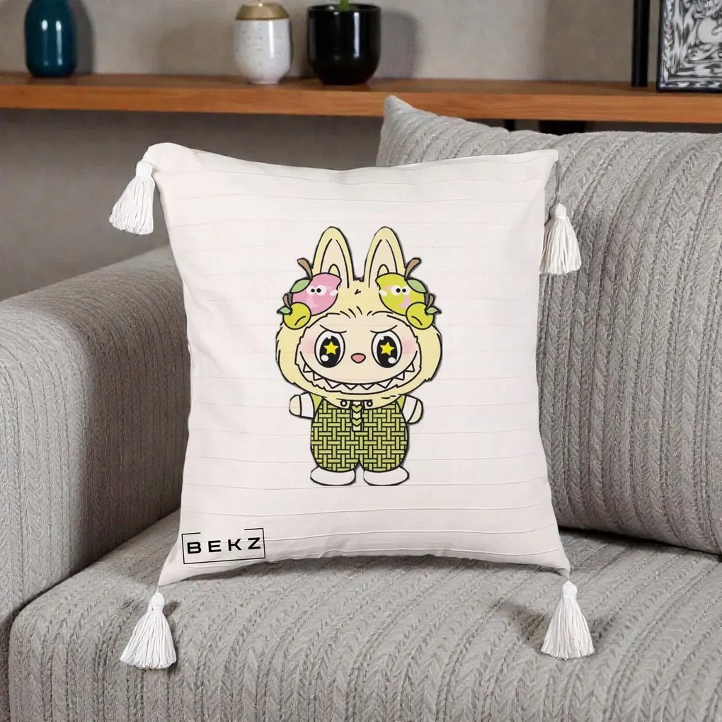 Perna Personalizata Labubu Galben cu Mere si Salopeta, 40x40 cm, Bej cu Franjuri, Husa Detasabila, Perna Inclusa, BEKZ®
