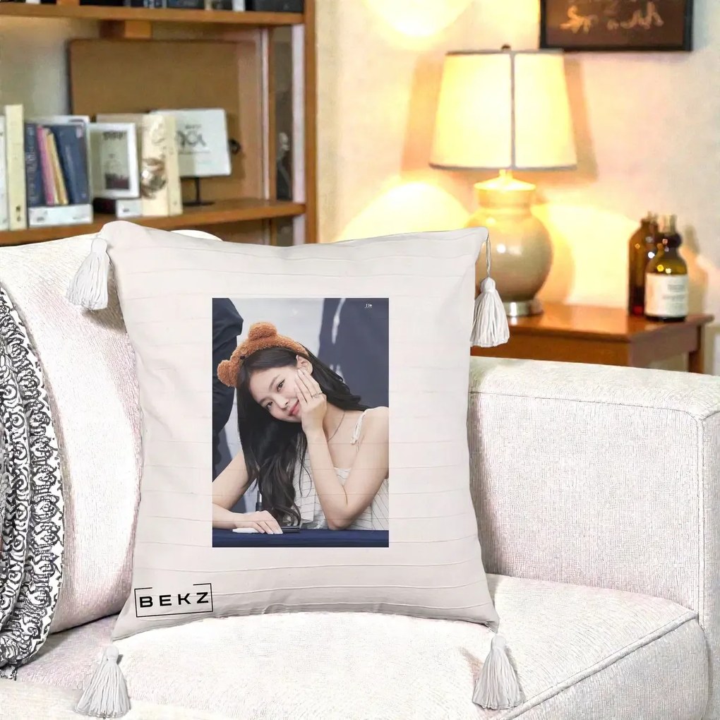 Perna Personalizata K-pop BLACKPINK Jennie Cute cu Diadema Ursulet, 40x40 cm, Bej cu Franjuri, Husa Detasabila, Perna Inclusa, BEKZ®