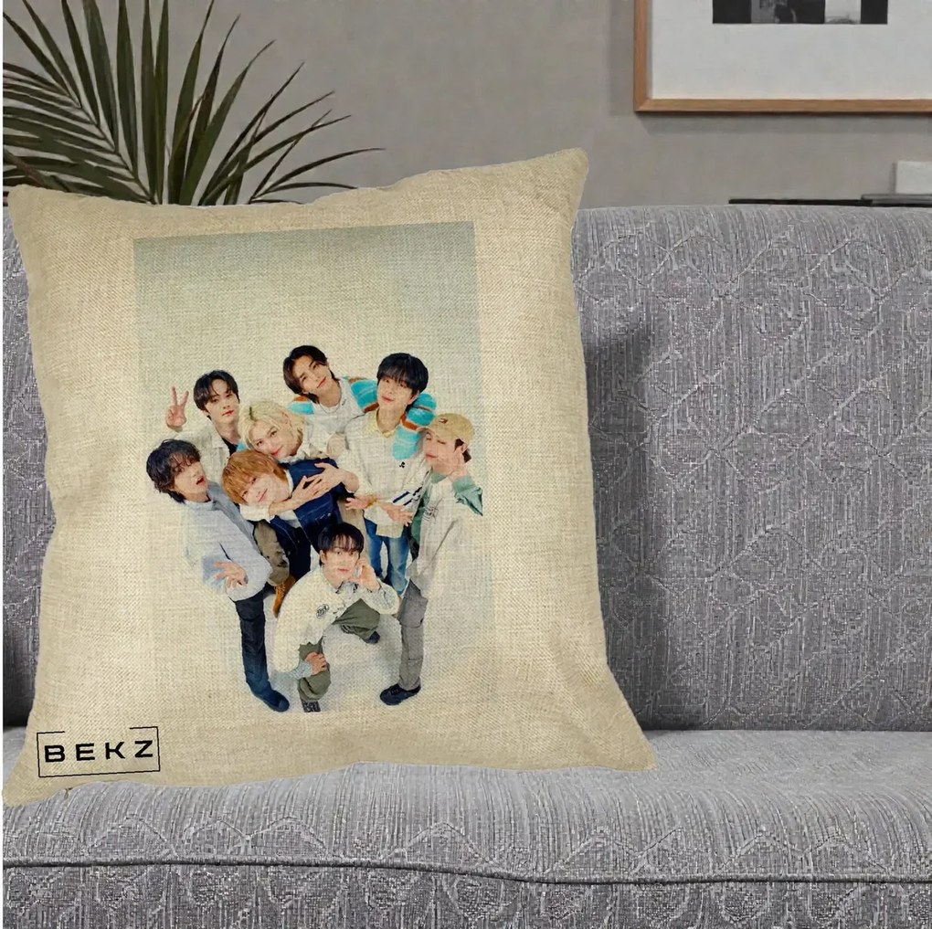 Perna Personalizata K-pop Stray Kids Foto Grup Bleu, 40x40 cm, Crem, Husa Detasabila, Perna Inclusa, BEKZ®