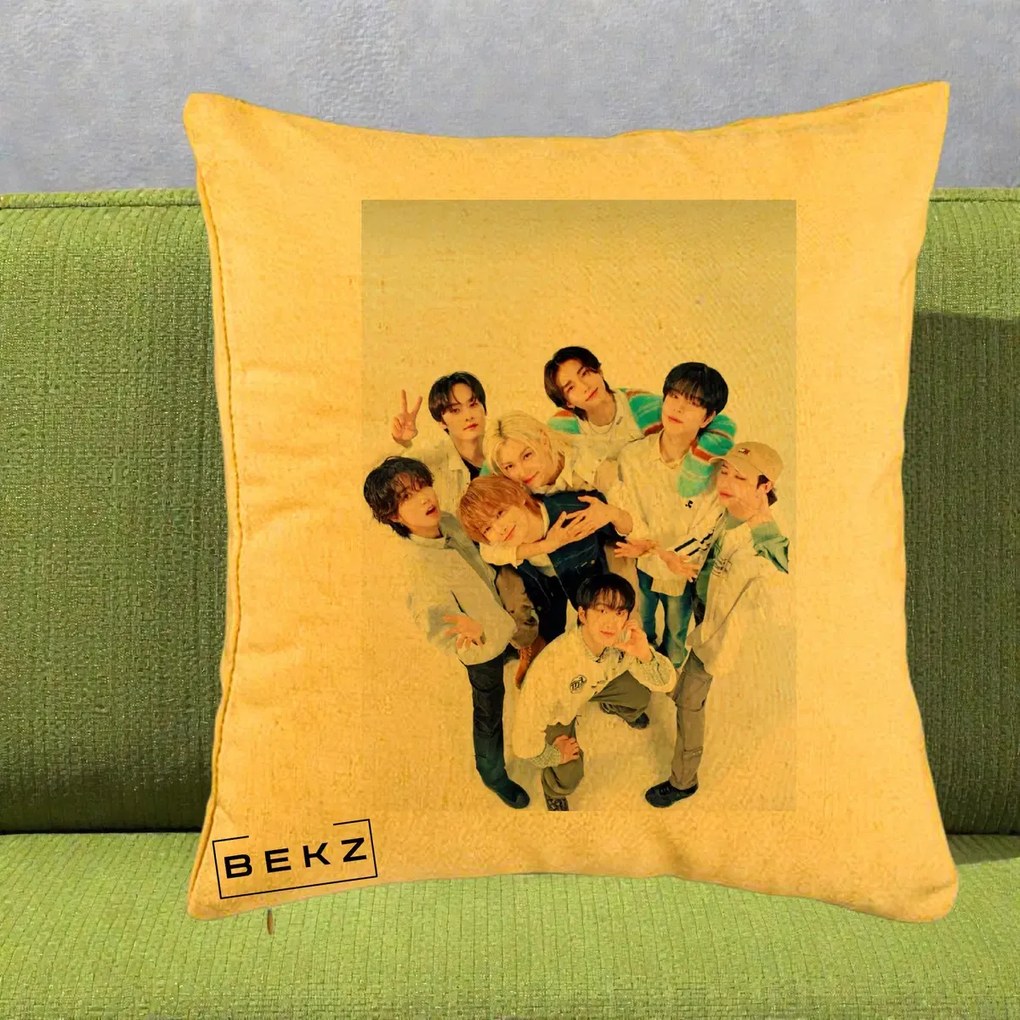 Perna Personalizata K-pop Stray Kids Foto Grup Bleu, 40x40 cm, Galben, Husa Detasabila, Perna Inclusa, BEKZ®