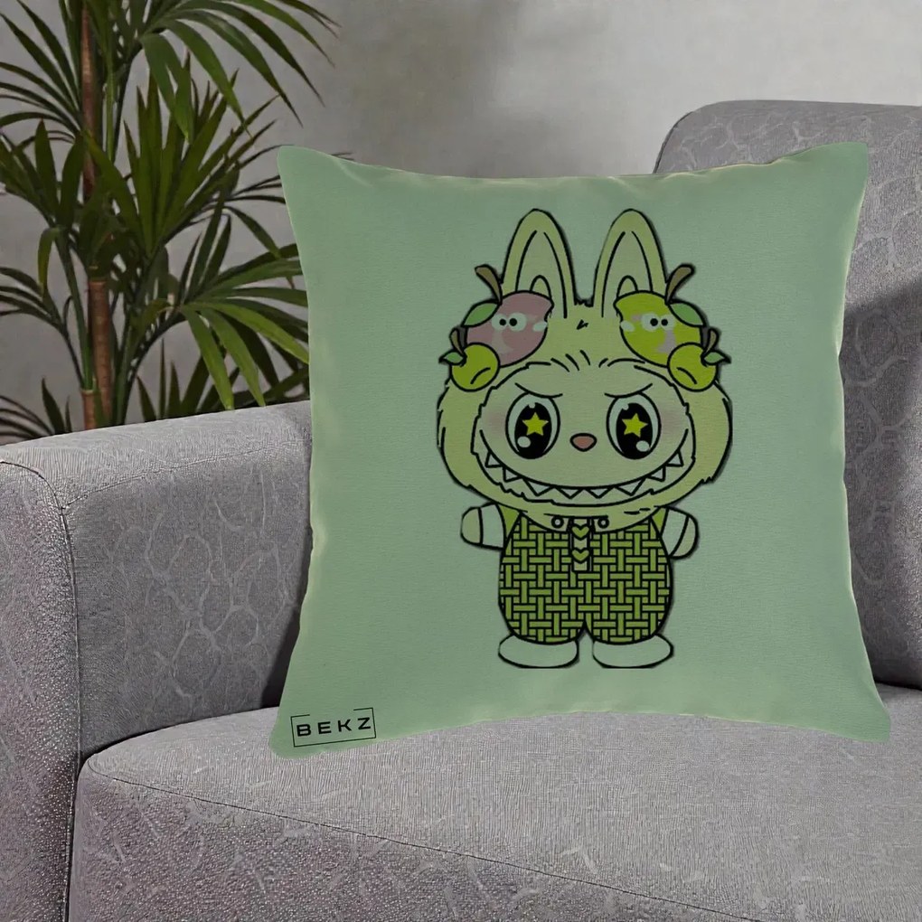 Perna Personalizata Labubu Galben cu Mere si Salopeta, 40x40 cm, Verde, Husa Detasabila, Perna Inclusa, BEKZ®