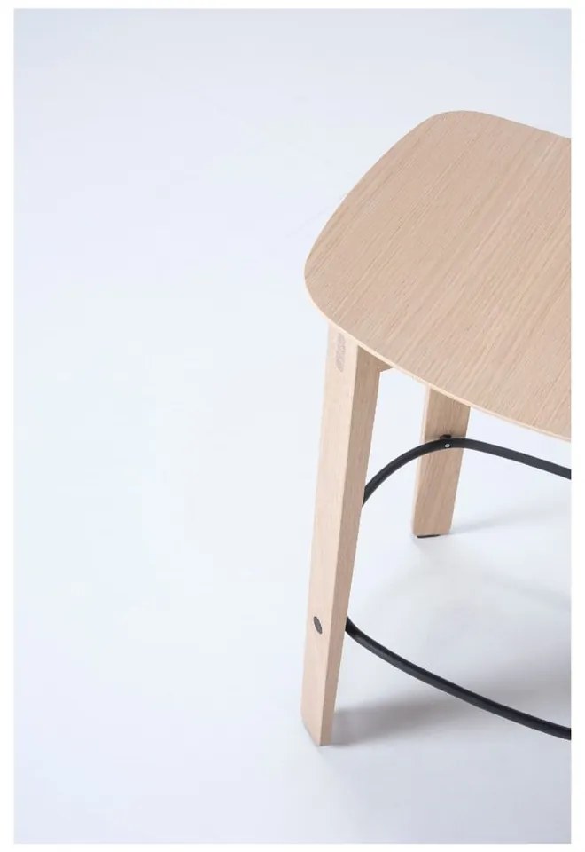 Scaun de bar din lemn de stejar Gazzda Nora, natural, înălțime joasă
