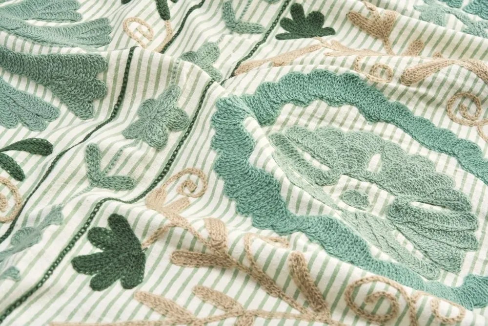 Pătură din bumbac brodată manual cu motive suzani, 130×180 cm, „Suzani Green"
