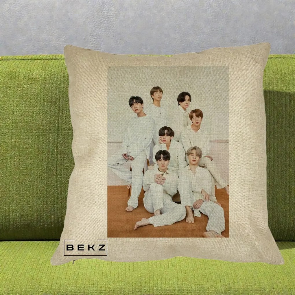 Perna Personalizata K-pop BTS Foto Grup All-White Elegant, 40x40 cm, Crem, Husa Detasabila, Perna Inclusa, BEKZ®