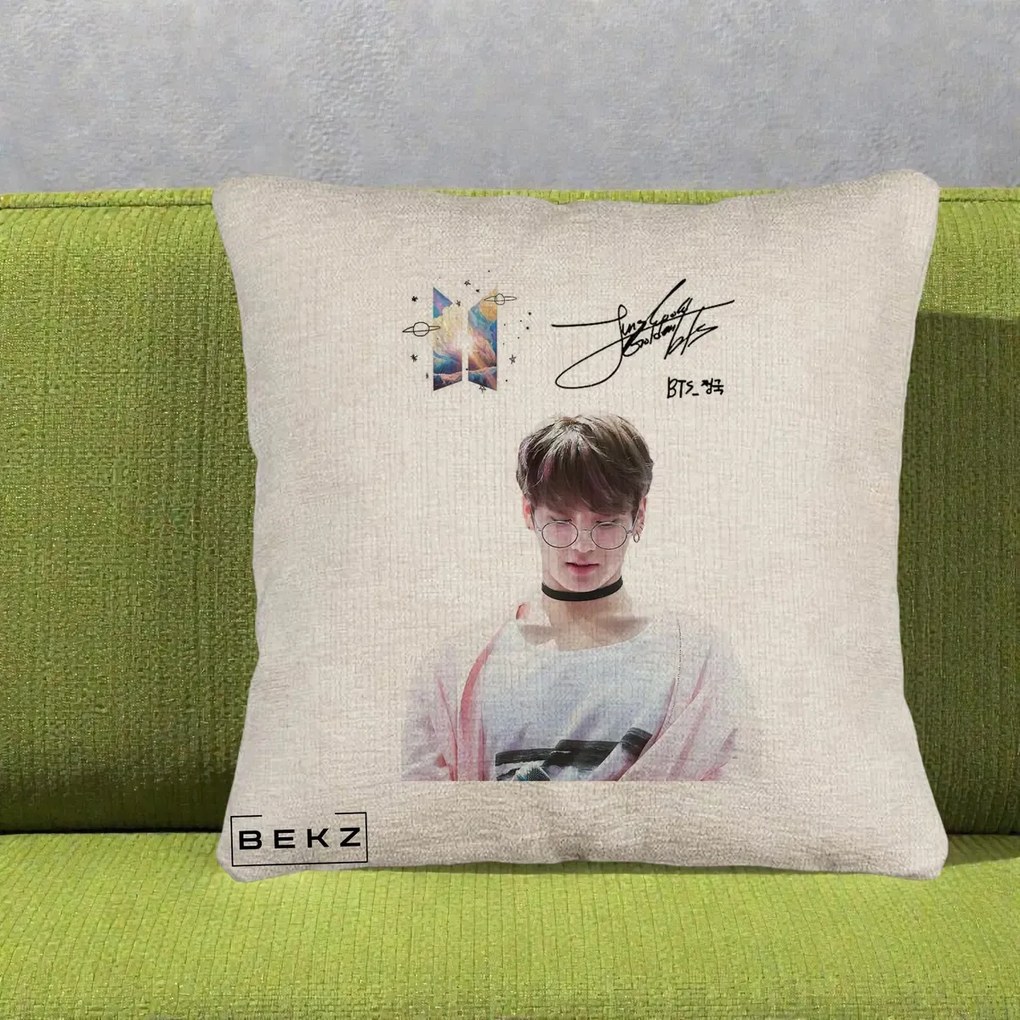 Perna Personalizata K-pop BTS Jungkook Portret cu Ochelari Autograf, 40x40 cm, Bej Canapea, Husa Detasabila, Perna Inclusa, BEKZ®