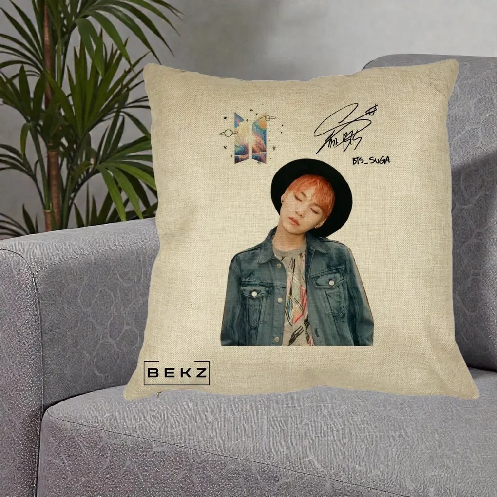 Perna Personalizata K-pop BTS Suga par Portocaliu Palarie Autograf, 40x40 cm, Crem, Husa Detasabila, Perna Inclusa, BEKZ®