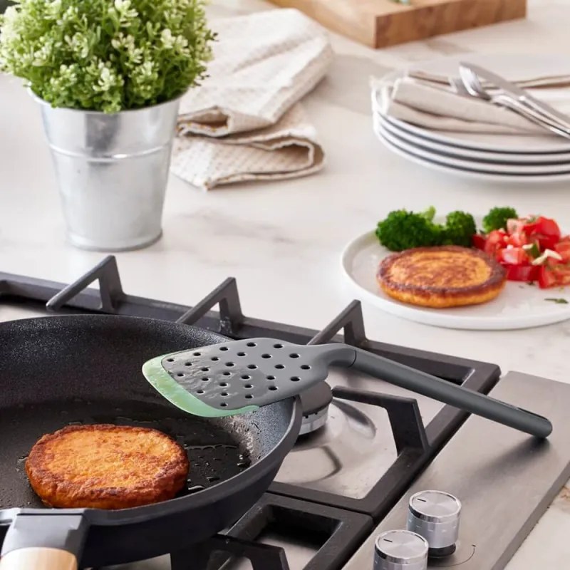 Spatula cu fante Lekue 1010182, 30,6 cm, Rezistenta la zgarieturi, 4/220 °C, Margine flexibila, Verde