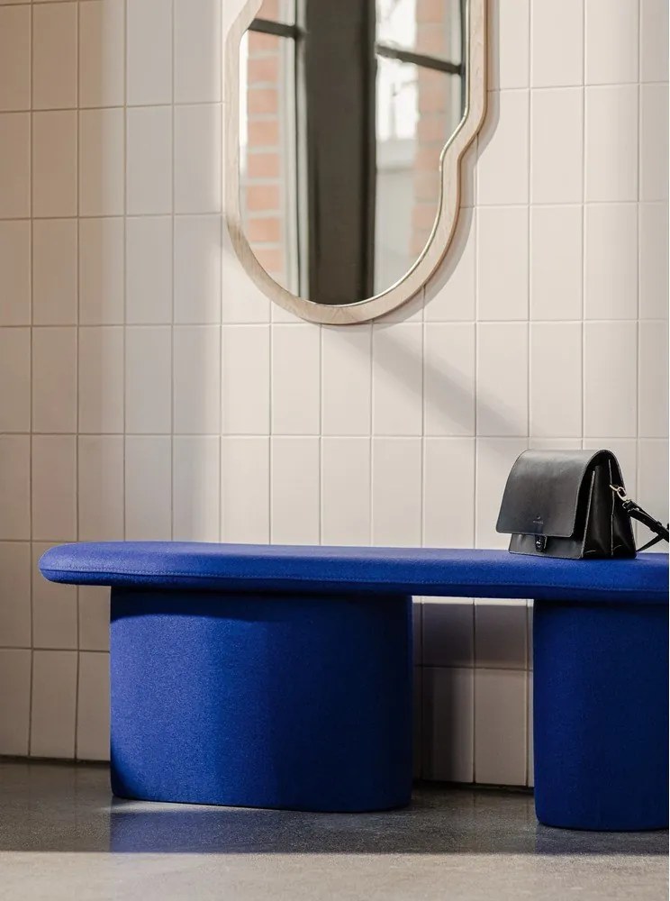 Bancă albastră capitonată cu tapițerie din lână Rull – noo.ma