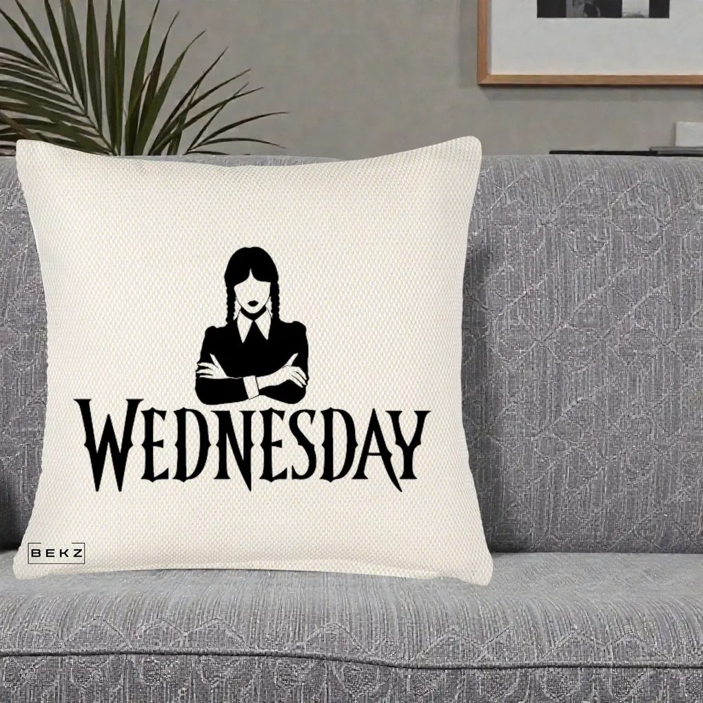 Perna Personalizata Wednesday Addams cu Brate Incrucisate, 40x40 cm, Crem Reliefat, Husa Detasabila, Perna Inclusa, BEKZ®