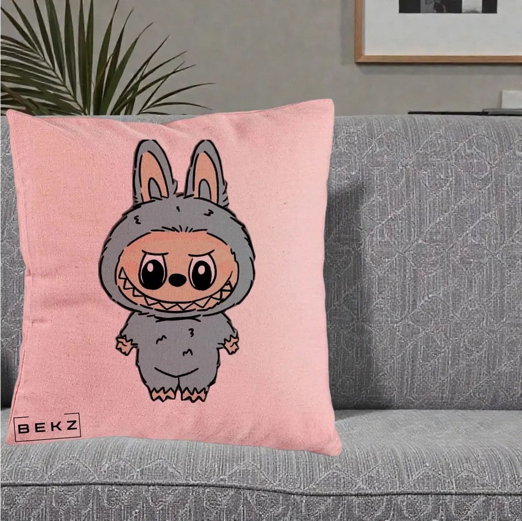 Perna Personalizata Labubu Albastru-Gri Solo, 40x40 cm, Roz, Husa Detasabila, Perna Inclusa, BEKZ®