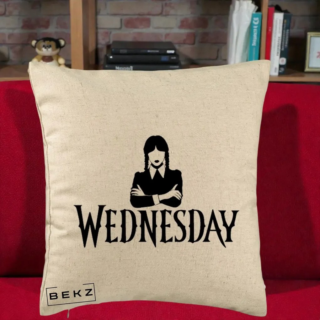 Perna Personalizata Wednesday Addams cu Brate Incrucisate, 40x40 cm, Bej, Husa Detasabila, Perna Inclusa, BEKZ®
