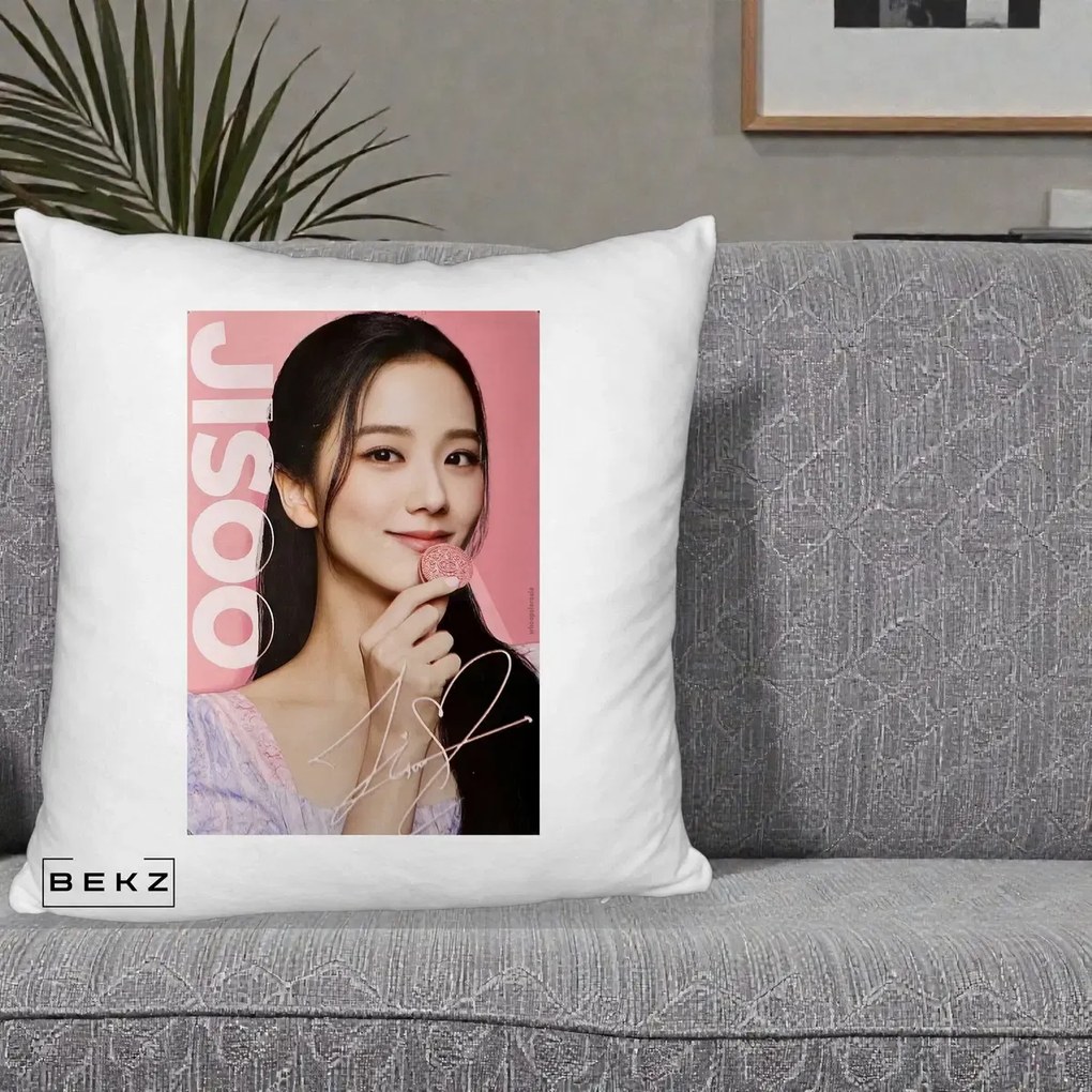 Perna Personalizata K-pop BLACKPINK Jisoo cu Semnatura si Fond Roz, 40x40 cm, Alb Pufos, Husa Detasabila, Perna Inclusa, BEKZ®
