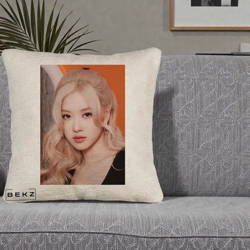 Perna Personalizata K-pop BLACKPINK cu Funda Rosie, 40x40 cm, Bej Canapea, Husa Detasabila, Perna Inclusa, BEKZ®