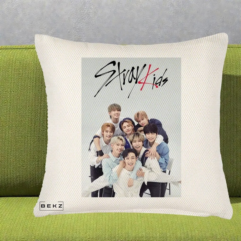 Perna Personalizata K-pop Stray Kids cu Foto Grup Alb-Albastru, 40x40 cm, Crem Reliefat, Husa Detasabila, Perna Inclusa, BEKZ®