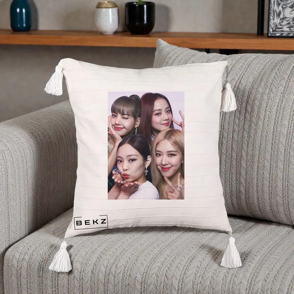 Perna Personalizata K-pop BLACKPINK Foto Grup Selfie 4 Membre, 40x40 cm, Bej cu Franjuri, Husa Detasabila, Perna Inclusa, BEKZ®