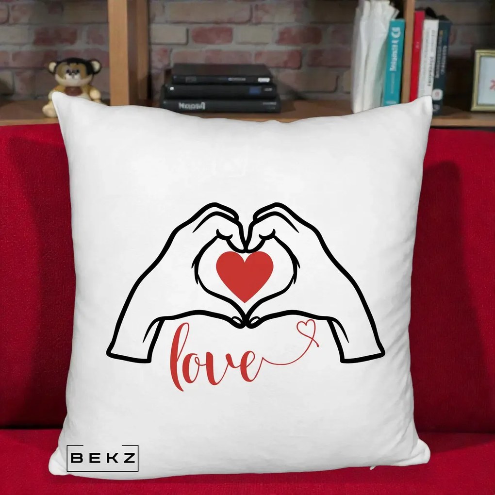 Perna Decorativa Love Maini Inima cu Inscriptie Love Rosu, 40x40 cm, Alb Pufos, Husa Detasabila, Perna Inclusa, BEKZ®