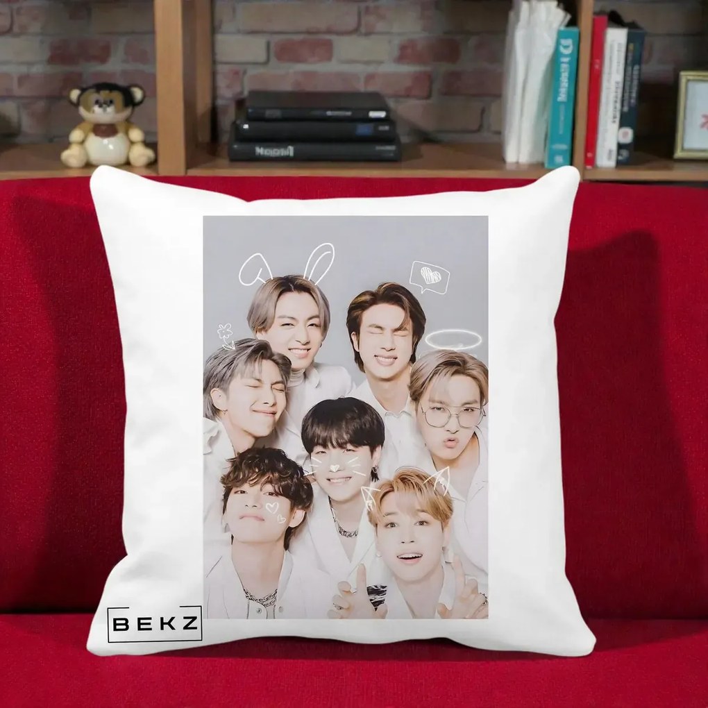 Perna Personalizata K-pop BTS Foto Grup Cute cu Animatii si 7 Membrii, 40x40 cm, Alba Mata, Husa Detasabila, Perna Inclusa, BEKZ®