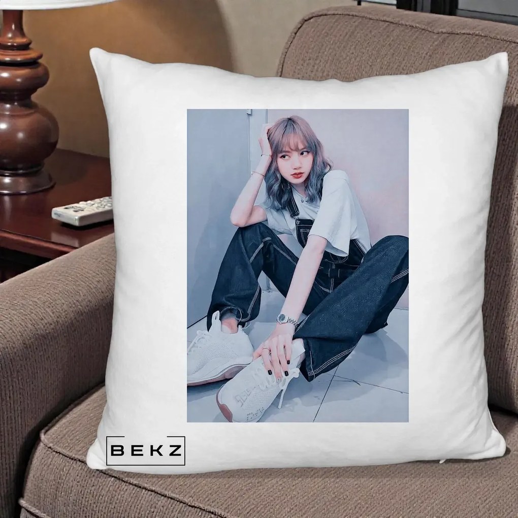 Perna Personalizata K-pop BLACKPINK Lisa, 40x40 cm, Alb Pufos, Husa Detasabila, Perna Inclusa, BEKZ®