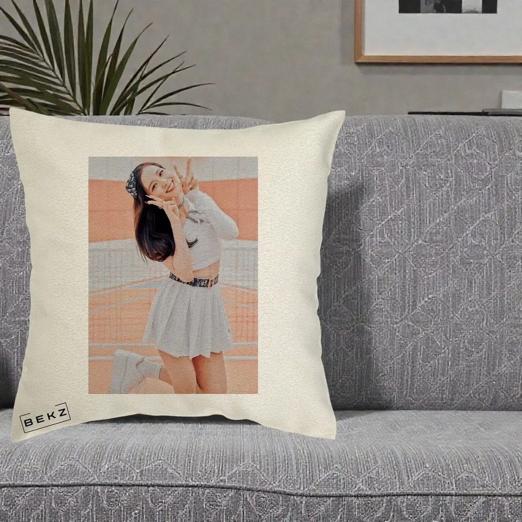 Perna Personalizata K-pop BLACKPINK Nayeon/Jisoo Tenis Alb, 40x40 cm, Ecru, Husa Detasabila, Perna Inclusa, BEKZ®