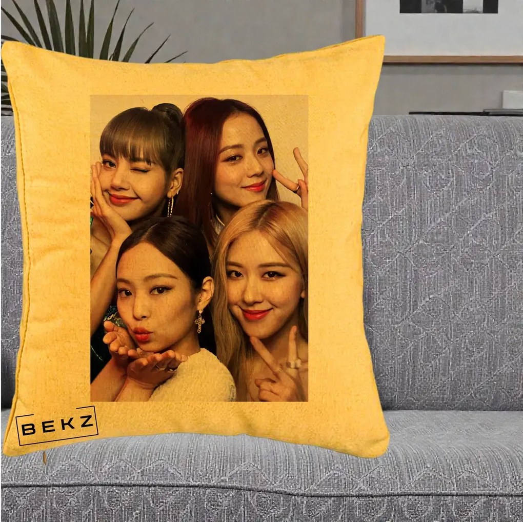 Perna Personalizata K-pop BLACKPINK Foto Grup Selfie 4 Membre, 40x40 cm, Galben, Husa Detasabila, Perna Inclusa, BEKZ®