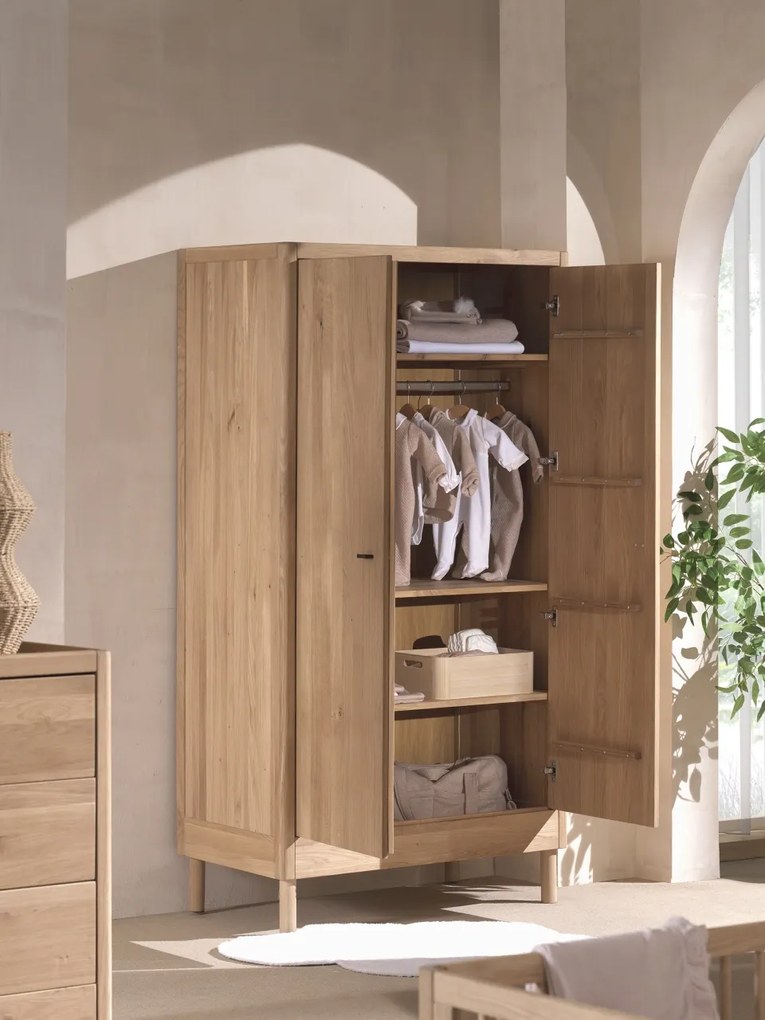 Set Complet Mobilier Camera Copii Forrest Oak, Pat 90x200 cm, Dulap cu 2 Uși, Noptieră și Masă de Înfășat, din Lemn Masiv de Stejar, Natur – Vipack