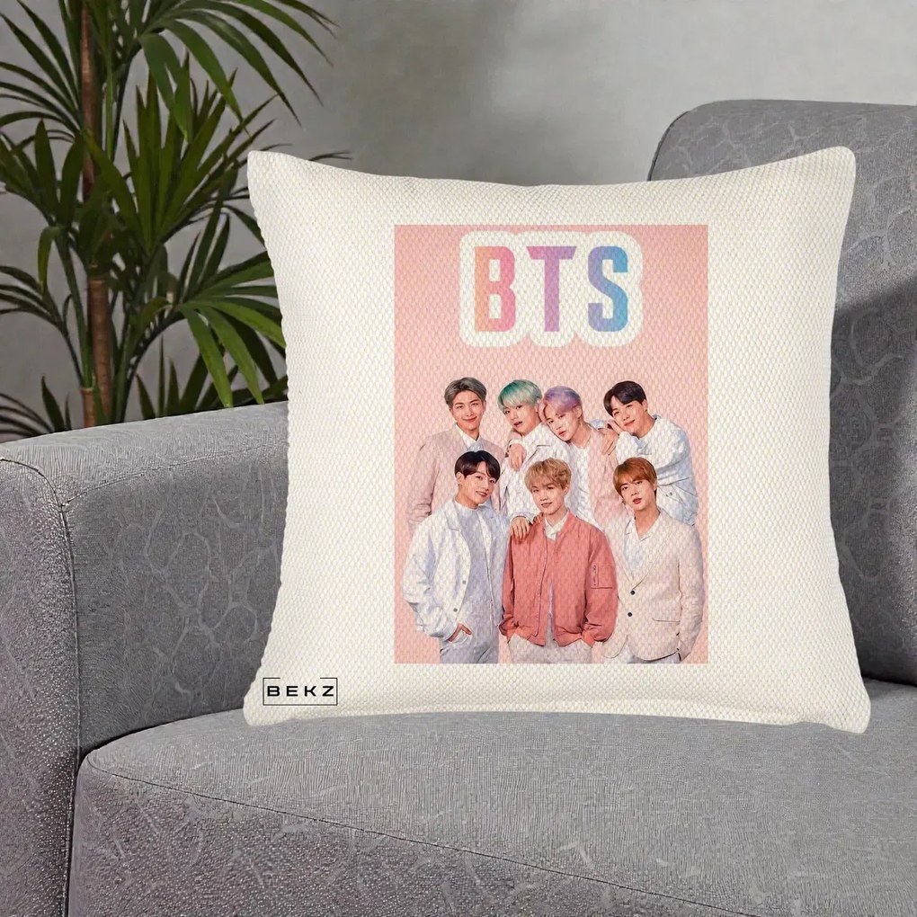 Perna Personalizata K-pop BTS Foto Grup cu BTS si Fond Roz Pastel, 40x40 cm, Crem Reliefat, Husa Detasabila, Perna Inclusa, BEKZ®